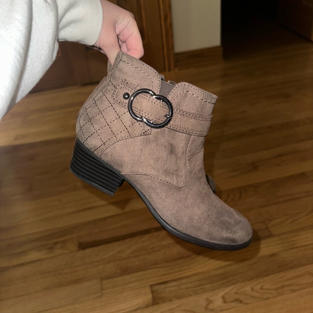 Women’s 7.5 short heel buckle boots